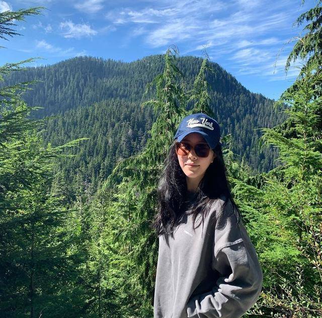 继母|黄圣依继女近照,素颜出镜皮肤略松弛,18岁显老相不及继母会保养