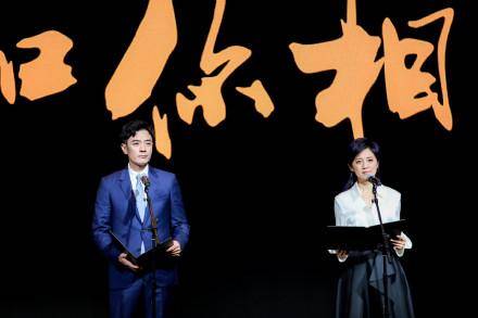 李光洁抱娃现身机场，有谁注意镜头之外妻子隋