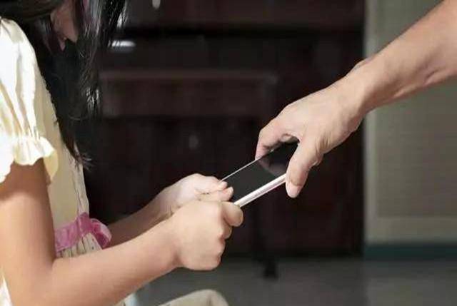 女儿|爸爸做120件手工玩具送女儿，只为让女儿远离手机，他做到了