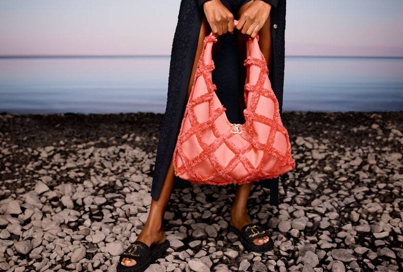 度假|盘点香奈儿2021度假系列最值得下手的包包，三个原则轻松驾驭所有