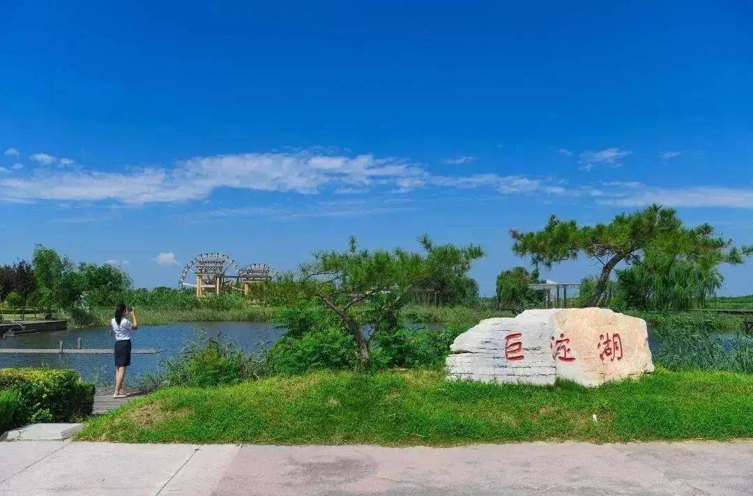 湿地公园,游乐场,动物园,水世界四部分共同组成了巨淀湖的景色.