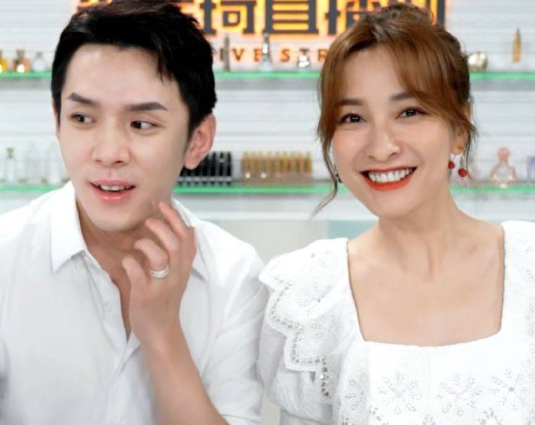 吴昕|吴昕做客李佳琦直播间，白色连衣裙尽显时尚优雅，这颜值认真的？