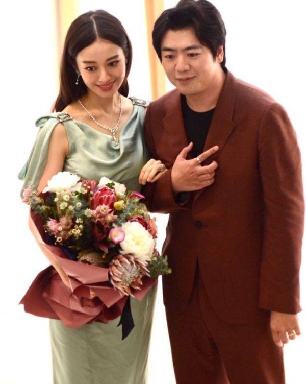 郎朗|又被吉娜美到！穿“无痕裙”大胆露面，同行郎朗的眼神亮了