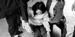 嫌贵|在医院花了1万父母嫌贵， 转而投奔江湖医生后感染身亡男童被烫伤