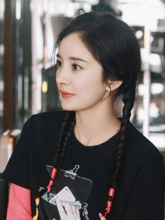 杨幂|靠一根发圈就变得又潮又粉嫩 杨幂也太会了吧