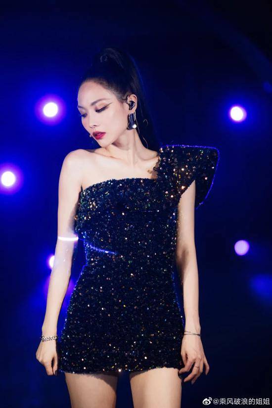 杨幂|靠一根发圈就变得又潮又粉嫩 杨幂也太会了吧