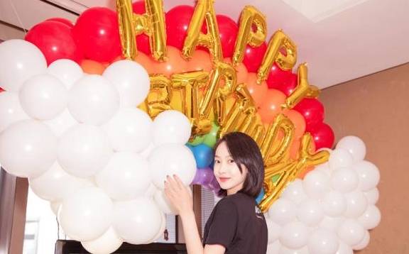 短裙|“小棉袄”宋茜为妈妈庆生超暖心，黑T配短裙美艳又吸睛！