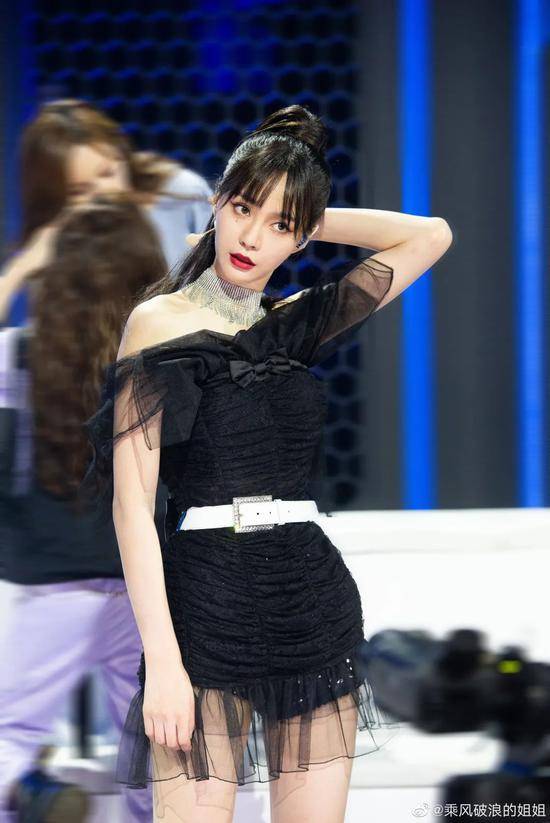 杨幂|靠一根发圈就变得又潮又粉嫩 杨幂也太会了吧