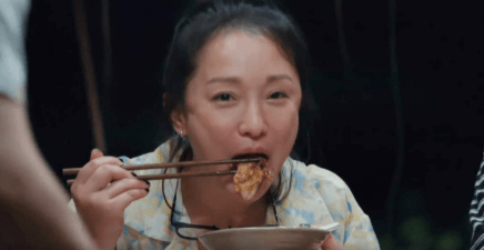 周迅颜值下跌严重,脸部泛红皱纹明显