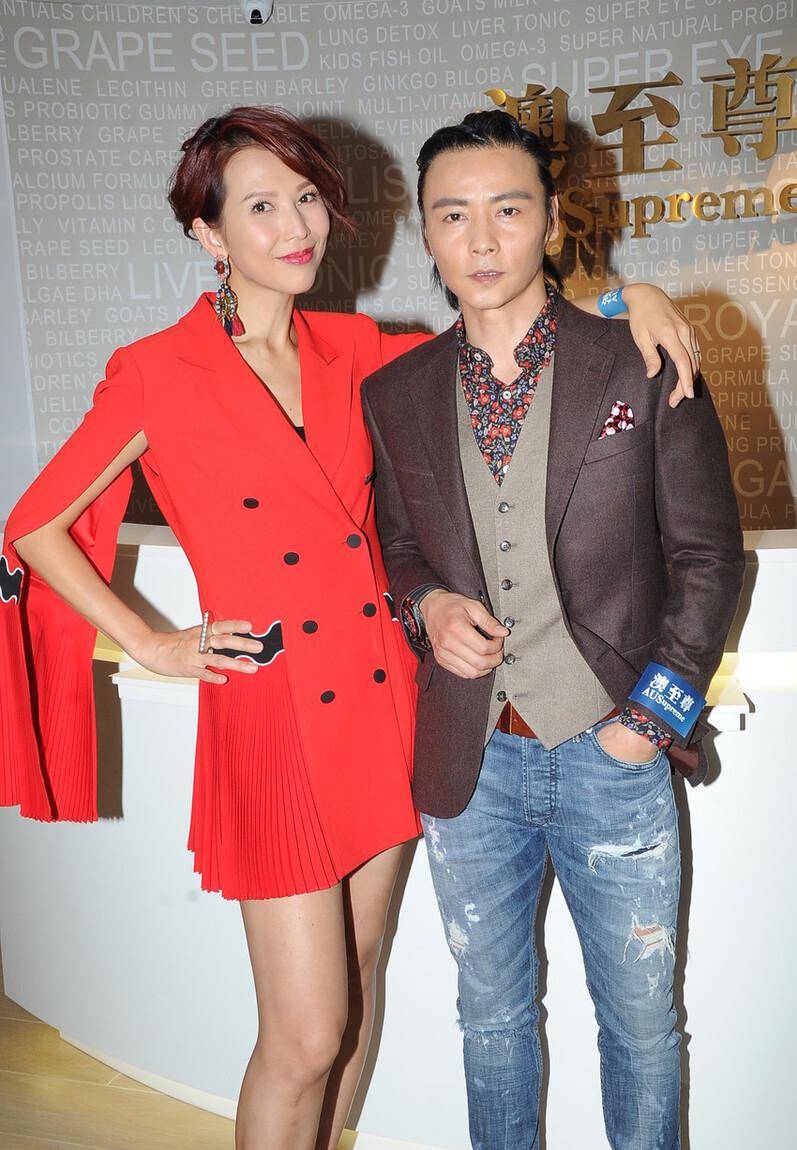 蔡少芬|蔡少芬和朱茵姐妹同框，都穿红色系裙子，一高一低好可爱