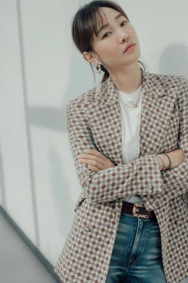 白百何|白百何也走“女总裁”路线了，身穿白色西装配阔腿裤，干练又时髦