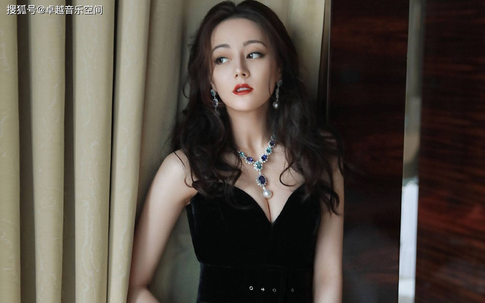 迪丽热巴黑色性感写真,高冷女王范,择偶标准?