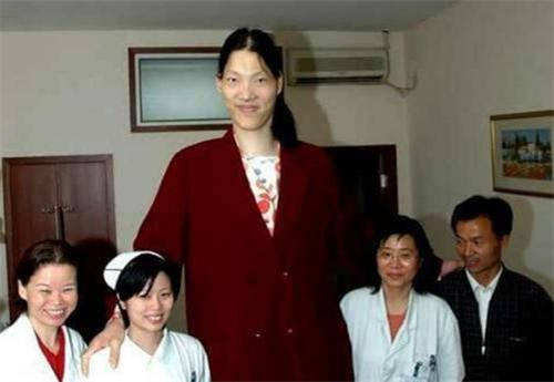 身高|如今已打拼出百万身家，像极一女明星身高仅1米3的“袖珍女孩”
