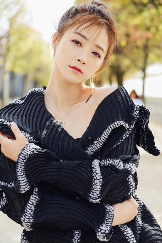 高调|蒋欣瘦下来好美,身穿黑色针织衫高调秀身材,“小鸟腿”好抢眼