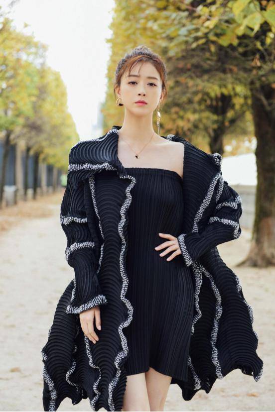 高调|蒋欣瘦下来好美,身穿黑色针织衫高调秀身材,“小鸟腿”好抢眼