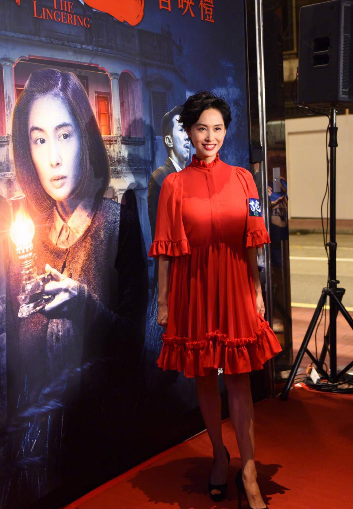 蔡少芬|蔡少芬和朱茵姐妹同框，都穿红色系裙子，一高一低好可爱