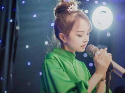 身高|如今已打拼出百万身家，像极一女明星身高仅1米3的“袖珍女孩”