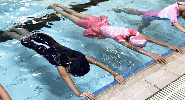 游泳|“旱鸭子”女孩溺水后，漂浮自救吓坏大妈，水下2个方法能救命