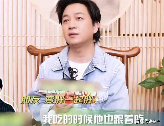 圆脸|原创46岁潘粤明近照认不出,肚圆脸垮尽显老态,吃火锅只敢蘸清水!