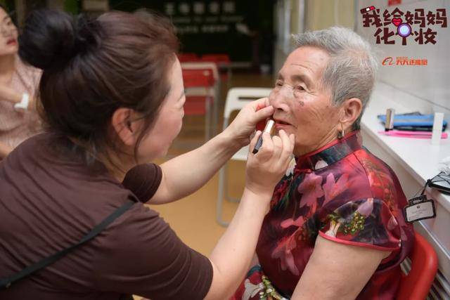 "妈妈是个美人,岁月你别伤害她!"网友给母亲化妆后,看