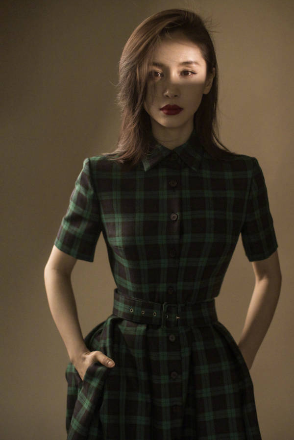 显高|王子文长发造型甩掉路人感，格纹连衣裙显气质又显高，小个子必看！