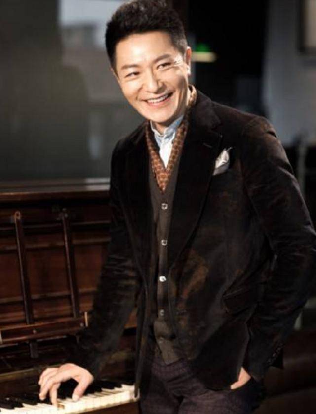 睡衣|李宗翰秀丝绒睡衣，却被袒露的肚子抢镜！还以为他穿了一件背心呢
