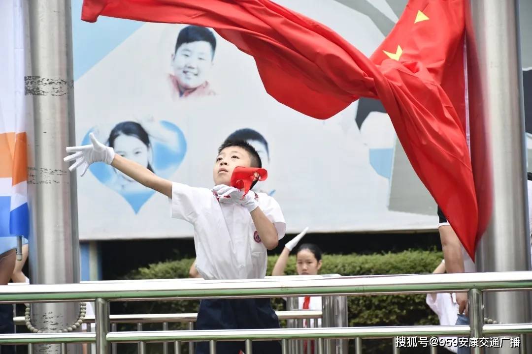 排队进校测体温口罩,书包,安全帽培新小学民警江文梓在安康市第一小学