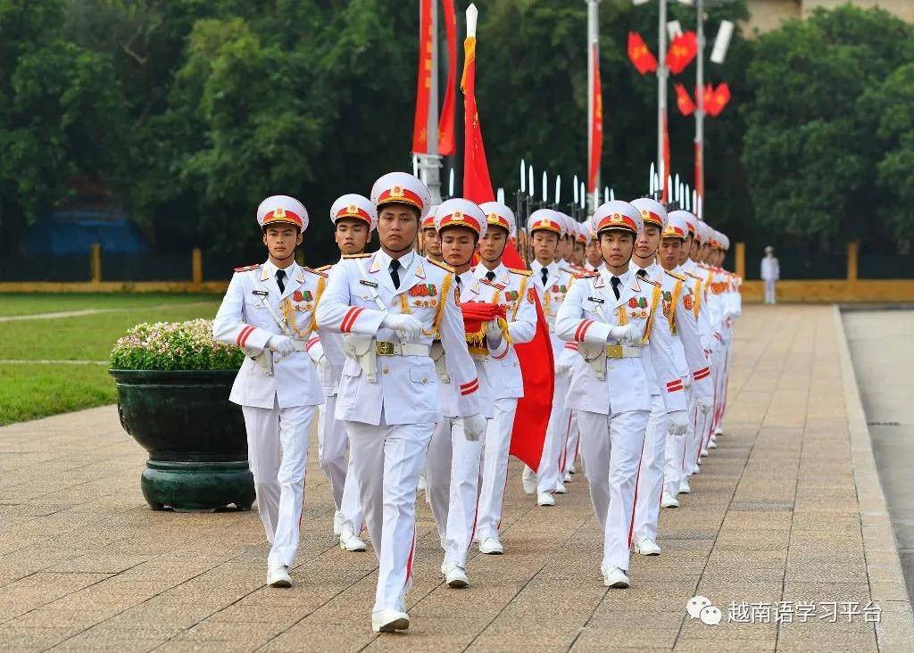 越南国庆节:升旗仪式在巴亭广场举行