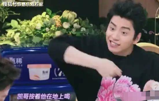 美女|原创王凯匆忙赶路被拍，原来是与两位美女聚餐，网友猜测其有新恋情