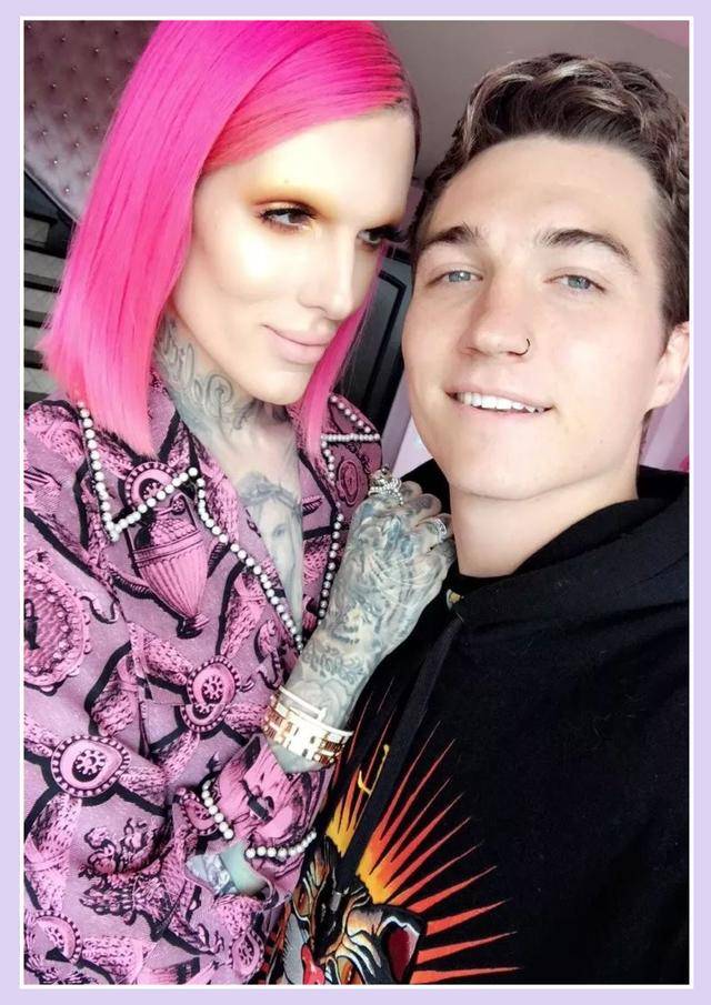 两个男的站在左右猜成语_看图猜成语(3)