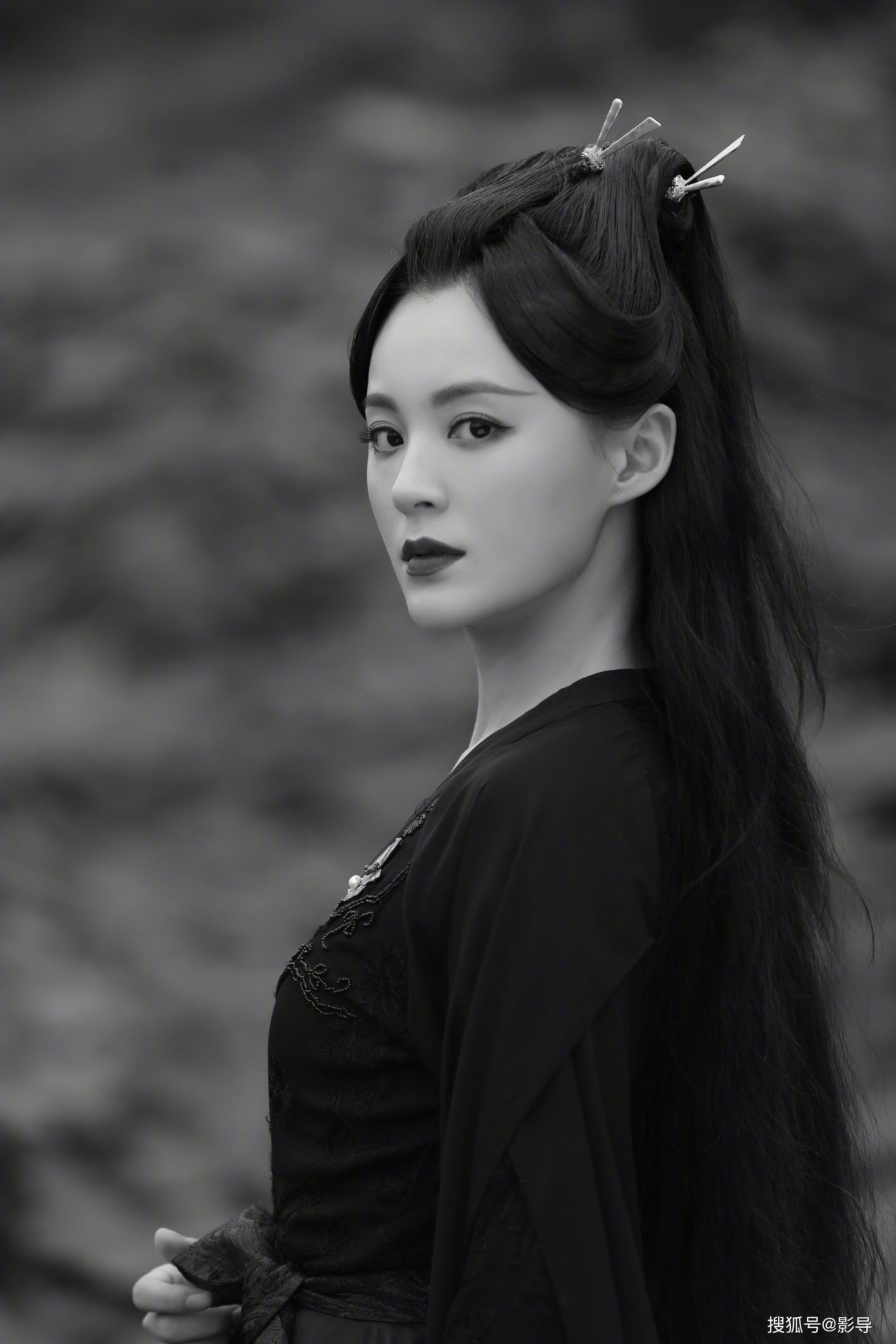 在《新神雕侠侣》中,毛林林一洗温柔之姿态,化身成"冷艳玫瑰"李莫愁.