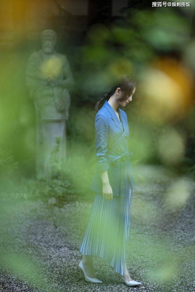 都美|刘诗诗产后每次现身都美出新高度，一身蓝色静谧典雅气质满分