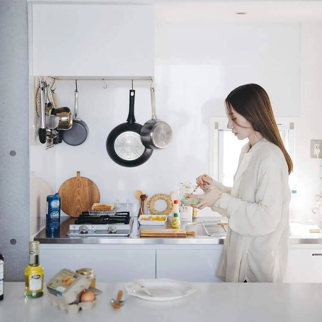 李子柒|36岁坚持不结婚，她一个人活得很漂亮。韩国“城市李子柒”独居日常走红ins