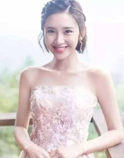 面包|唐艺昕亮相机场!穿糖果色面包服配破洞牛仔裤,时髦又减龄