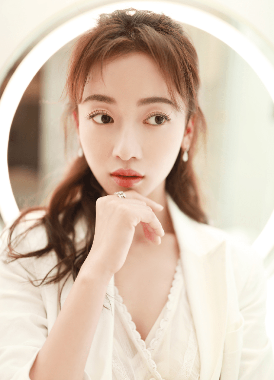 完都|吴谨言假睫毛被说太假？近距离看完都安静了，网友：远观才是真的美