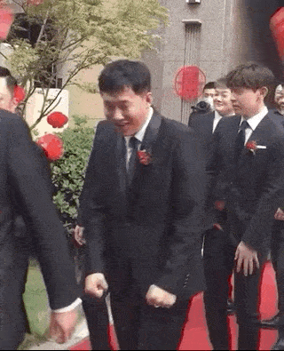 婚礼|原创邓伦当伴郎高清照曝光，婚礼上哭成泪人，拿纸巾擦眼泪变小哭包