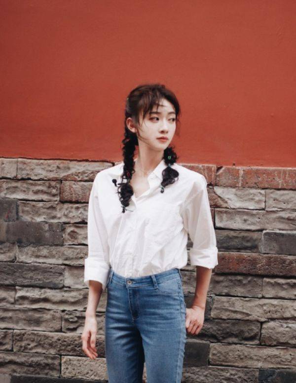 完都|吴谨言假睫毛被说太假？近距离看完都安静了，网友：远观才是真的美