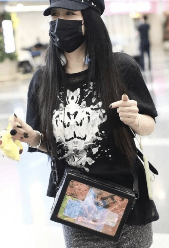 真龄|张伦硕不管管老婆？50岁钟丽缇模仿少女穿衣，却被膝盖暴露真龄