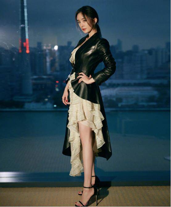 杨幂最新杂志照来袭,随性搭配很成熟,一点都不像是当妈的女人