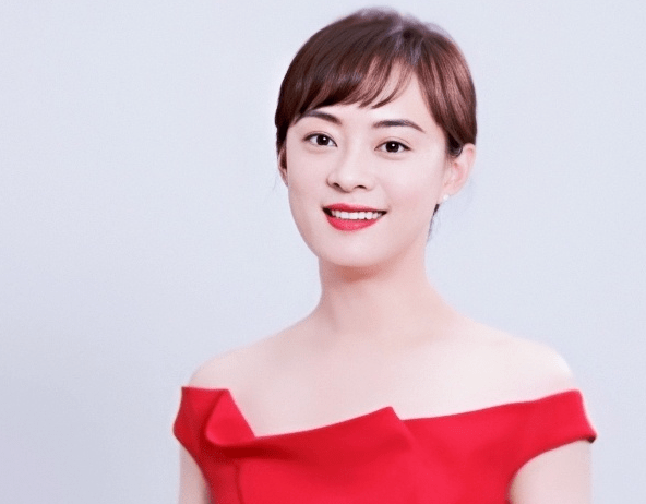 广告|孙俪一袭红裙拍广告，皮肤白嫩似剥了壳的鸡蛋，灵动活力如小姑娘