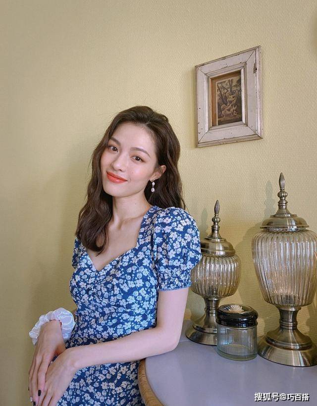 贵妇|钟楚曦难得“低调”一回!趣味碎花却穿出了贵妇感,复古优雅范儿