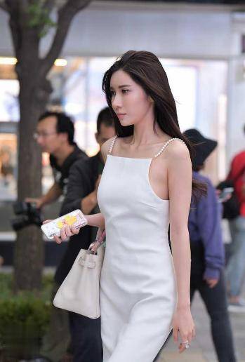 衣服|拿珍珠项链做裙子,还真是个有钱人!