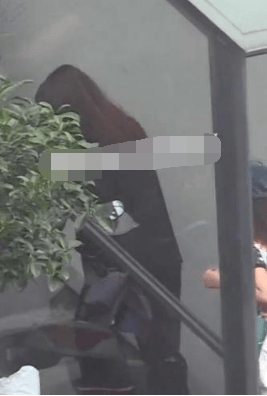 天真|徐峥杨天真先后现身，前者衣服褶皱挺着啤酒肚，后者手术后暴瘦