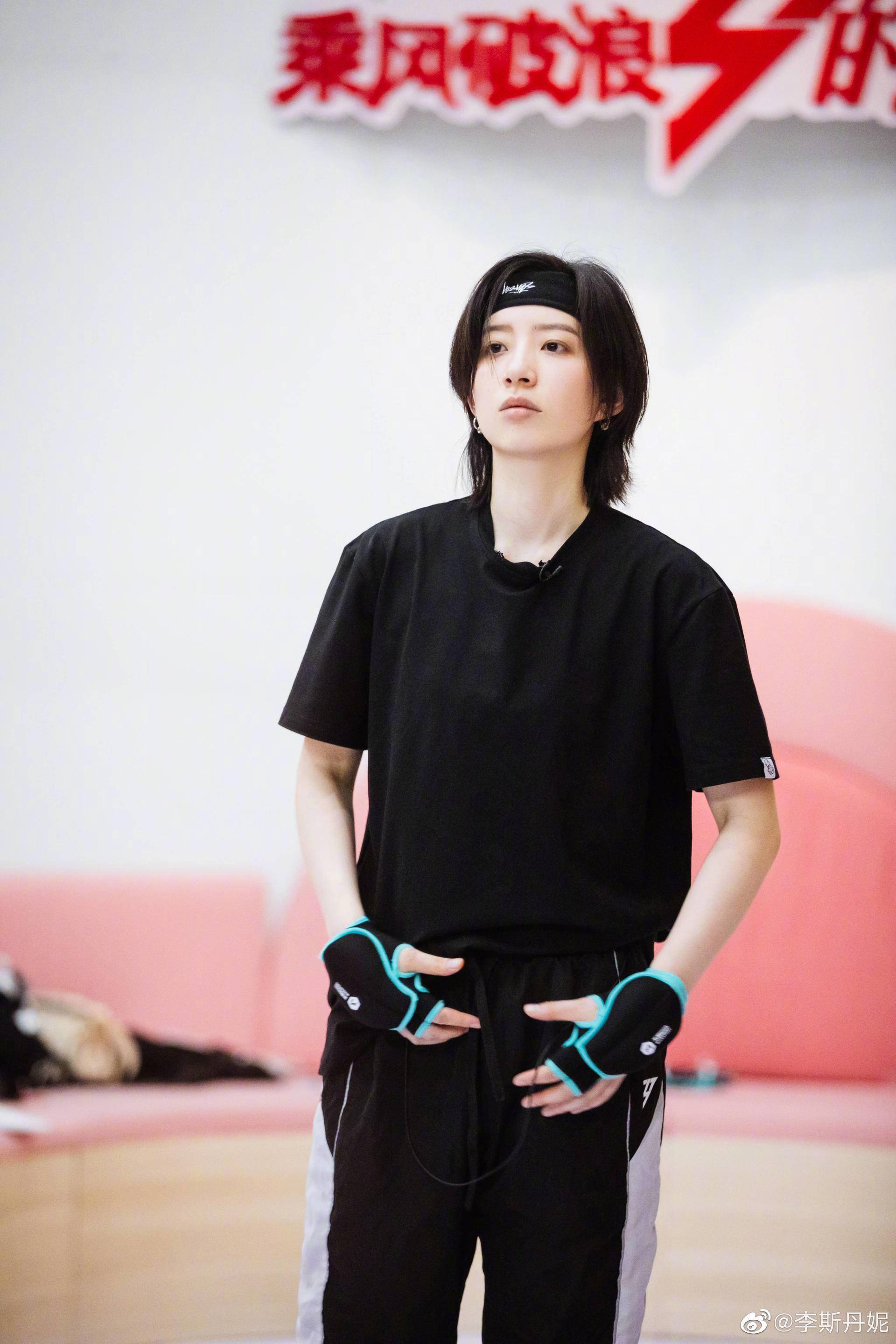 李斯丹妮|揭秘为啥李斯丹妮、蔡徐坤、权志龙穿着 Balenciaga Prada新潮流看来很高级？