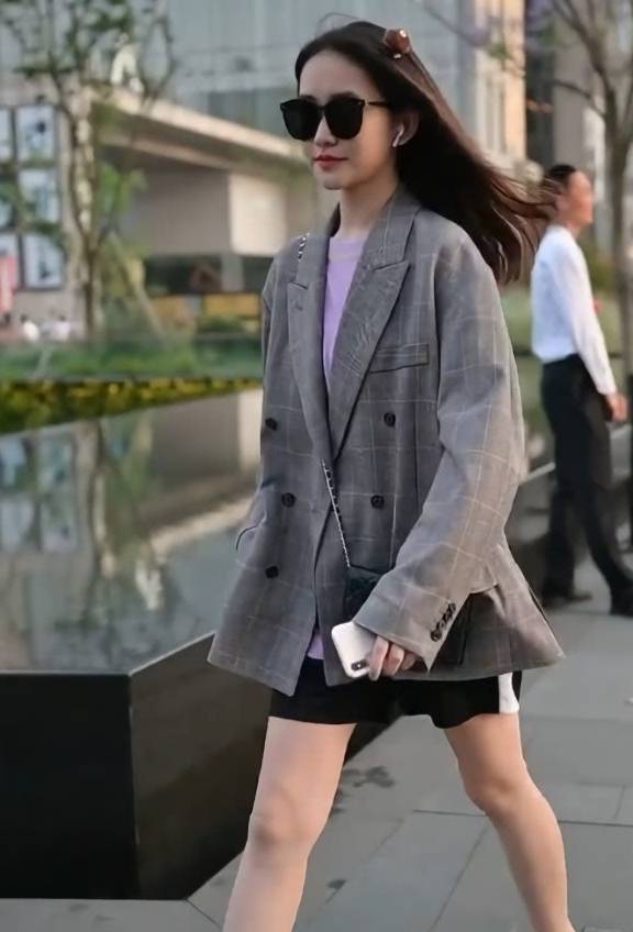 运动裤|“混搭风”悄然火起来了，西装＋运动裤，效果让人太惊喜了