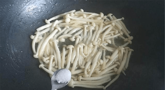 鸡腿菇怎么切才好吃 253c4b1d04a64980922fcb386223ec03.png