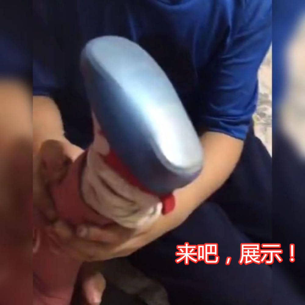 哥哥|网友：有点捂脚，但感觉好暖心！哥哥用气球帮妹妹做“学步鞋”