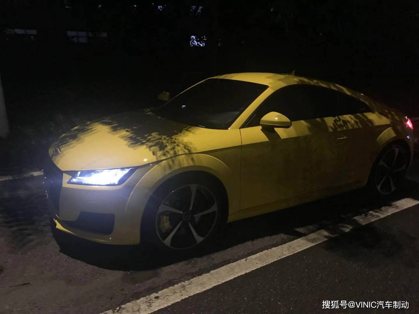 夜晚开了灯,眼神系列,不愧是奥迪灯厂的名号饱和度也非常饱满,改装
