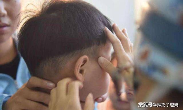 虫子|妈妈第一时间举动救了娃,网友:没少看书3岁儿子耳朵钻进虫子