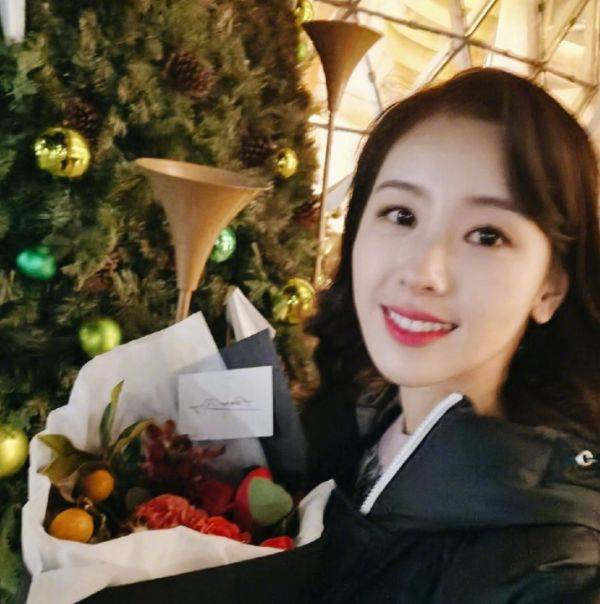 风格|陈都灵不再走甜美风格，一袭白裙秀香肩，有“料”身材让人意外